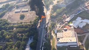 Avião de pequeno porte cai em avenida de São Paulo; há ao menos 2 mortos e 2 feridos