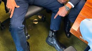 Bolsonaro exibe tornozeleira eletrônica e diz que é humilhação máxima