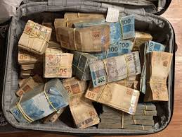 Quase R$ 1 milhão em espécie é encontrado escondido em carro de luxo, em Araguaína