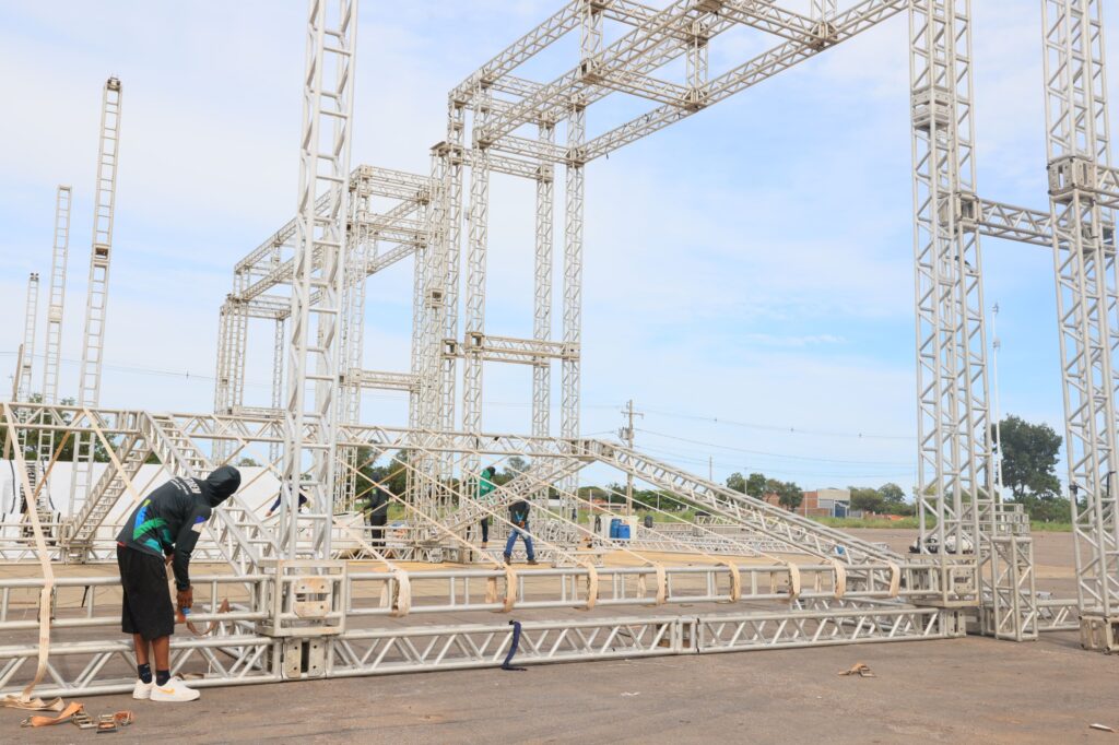 Estrutura do Palmas Capital da Fé começa ser montada no estacionamento do Estádio Nilton Santos