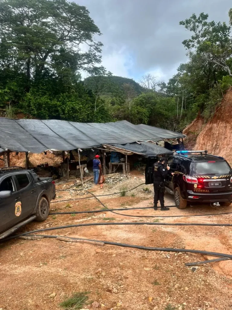 Polícia Federal e Agência Nacional de Mineração desmontam garimpo ilegal em Monte do Carmo e uma pessoa acaba presa