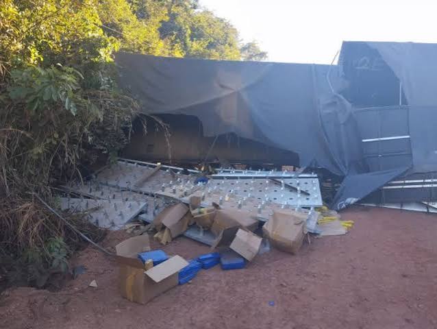 Polícia encontra drogas escondidas em carreta tombada no Tocantins
