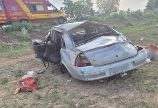 Adolescente de 12 anos morre após ser lançada para fora de carro em capotamento no TO
